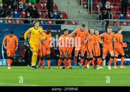 Szekesfehervar, Hongrie. 27 mars 2021. Les joueurs des pays-Bas entrent sur le terrain pour le match de l'UEFA EURO U-21 entre l'Allemagne et les pays-Bas à Sostoï Stadion à Szekesfehervar. (Crédit photo : Gonzales photo/Alamy Live News Banque D'Images