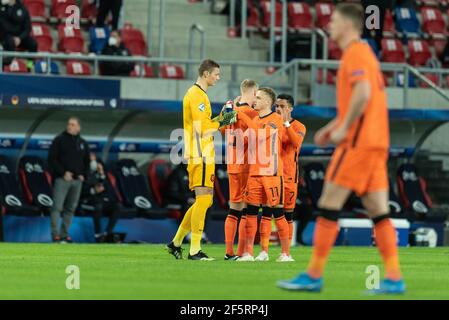 Szekesfehervar, Hongrie. 27 mars 2021. Les joueurs des pays-Bas entrent sur le terrain pour le match de l'UEFA EURO U-21 entre l'Allemagne et les pays-Bas à Sostoï Stadion à Szekesfehervar. (Crédit photo : Gonzales photo/Alamy Live News Banque D'Images