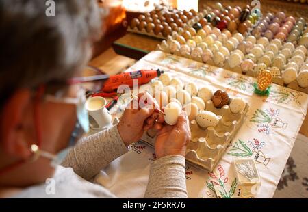 Prague, République tchèque. 27 mars 2021. Une femme peint un œuf de Pâques dans le village de Cisovice, République tchèque, le 27 mars 2021. Les femmes de la campagne aiment peindre les oeufs de Pâques avant les vacances et les donner à d'autres comme cadeaux. Crédit: Dana Kesnerova/Xinhua/Alamy Live News Banque D'Images