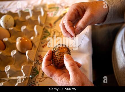 Prague, République tchèque. 27 mars 2021. Une femme décore un œuf de Pâques dans le village de Cisovice, République tchèque, le 27 mars 2021. Les femmes de la campagne aiment peindre les oeufs de Pâques avant les vacances et les donner à d'autres comme cadeaux. Crédit: Dana Kesnerova/Xinhua/Alamy Live News Banque D'Images