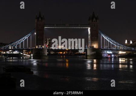 Londres, Royaume-Uni. 27 mars 2021. Photo prise le 27 mars 2021 montre Tower Bridge avec ses lumières éteindra pendant l'heure de la Terre à Londres, en Grande-Bretagne. Alors que les lumières du monde entier s'éteignent à 8 h 30, heure locale, samedi, pour marquer l'heure de la Terre 2021, le Fonds mondial pour la nature (WWF) International appelle à une action urgente pour renverser la tendance et assurer un monde positif à la nature d'ici 2030. Credit: Ray Tang/Xinhua/Alay Live News Banque D'Images