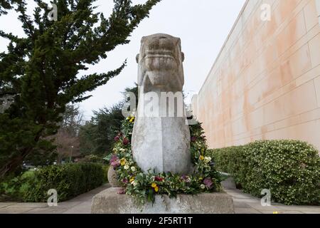 Seattle, Washington, États-Unis. 27 mars 2021. Une guirlande florale orne une sculpture de chameau chinoise en l'honneur des victimes des fusillades d'Atlanta à un mémorial du Seattle Asian Art Museum. Le musée accueille un week-end « Top Asian Hate Community Memorial » en solidarité avec les communautés asiatiques américaines, insulaires du Pacifique et immigrants asiatiques dans le sillage de la violence raciale croissante. Crédit : Paul Christian Gordon/Alay Live News Banque D'Images