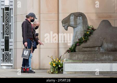 Seattle, Washington, États-Unis. 27 mars 2021. Les visiteurs rendent hommage aux victimes des fusillades d'Atlanta à un mémorial du Seattle Asian Art Museum. Le musée accueille un week-end « Top Asian Hate Community Memorial » en solidarité avec les communautés asiatiques américaines, insulaires du Pacifique et immigrantes asiatiques dans le sillage de la violence raciale croissante. Crédit : Paul Christian Gordon/Alay Live News Banque D'Images