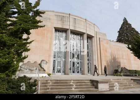 Seattle, Washington, États-Unis. 27 mars 2021. Les visiteurs rendent hommage aux victimes des fusillades d'Atlanta à un mémorial du Seattle Asian Art Museum. Le musée accueille un week-end « Top Asian Hate Community Memorial » en solidarité avec les communautés asiatiques américaines, insulaires du Pacifique et immigrants asiatiques dans le sillage de la violence raciale croissante. Crédit : Paul Christian Gordon/Alay Live News Banque D'Images