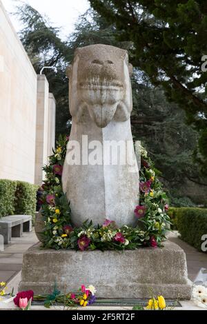 Seattle, Washington, États-Unis. 27 mars 2021. Des offrandes florales ornent une sculpture chinoise de chameau en l'honneur des victimes des fusillades d'Atlanta à un mémorial du Seattle Asian Art Museum. Le musée accueille un week-end « Top Asian Hate Community Memorial » en solidarité avec les communautés asiatiques américaines, insulaires du Pacifique et immigrants asiatiques dans le sillage de la violence raciale croissante. Crédit : Paul Christian Gordon/Alay Live News Banque D'Images