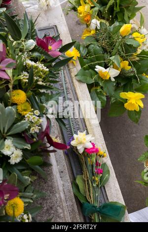 Seattle, Washington, États-Unis. 27 mars 2021. Des offrandes florales sont laissées en l'honneur des victimes des fusillades d'Atlanta à un mémorial du Seattle Asian Art Museum. Le musée accueille un week-end « Top Asian Hate Community Memorial » en solidarité avec les communautés asiatiques américaines, insulaires du Pacifique et immigrants asiatiques dans le sillage de la violence raciale croissante. Crédit : Paul Christian Gordon/Alay Live News Banque D'Images