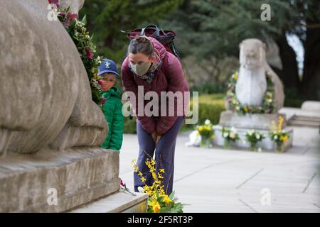 Seattle, Washington, États-Unis. 27 mars 2021. Une mère et un fils doivent rendre hommage aux victimes des fusillades d'Atlanta à un mémorial du Musée d'art asiatique de Seattle. Le musée accueille un week-end « Top Asian Hate Community Memorial » en solidarité avec les communautés asiatiques américaines, insulaires du Pacifique et immigrantes asiatiques dans le sillage de la violence raciale croissante. Crédit : Paul Christian Gordon/Alay Live News Banque D'Images