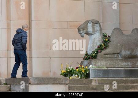 Seattle, Washington, États-Unis. 27 mars 2021. Un visiteur rend hommage aux victimes des fusillades d'Atlanta à un mémorial du Seattle Asian Art Museum. Le musée accueille un week-end « Top Asian Hate Community Memorial » en solidarité avec les communautés asiatiques américaines, insulaires du Pacifique et immigrantes asiatiques dans le sillage de la violence raciale croissante. Crédit : Paul Christian Gordon/Alay Live News Banque D'Images