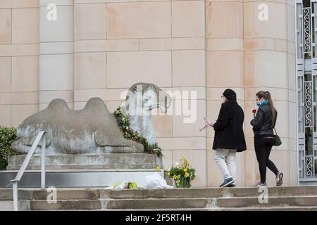 Seattle, Washington, États-Unis. 27 mars 2021. Deux femmes offrent des fleurs en l'honneur des victimes des fusillades d'Atlanta dans un mémorial du Musée d'art asiatique de Seattle. Le musée accueille un week-end « Top Asian Hate Community Memorial » en solidarité avec les communautés asiatiques américaines, insulaires du Pacifique et immigrants asiatiques dans le sillage de la violence raciale croissante. Crédit : Paul Christian Gordon/Alay Live News Banque D'Images