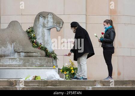 Seattle, Washington, États-Unis. 27 mars 2021. Deux femmes offrent des fleurs en l'honneur des victimes des fusillades d'Atlanta dans un mémorial du Musée d'art asiatique de Seattle. Le musée accueille un week-end « Top Asian Hate Community Memorial » en solidarité avec les communautés asiatiques américaines, insulaires du Pacifique et immigrants asiatiques dans le sillage de la violence raciale croissante. Crédit : Paul Christian Gordon/Alay Live News Banque D'Images