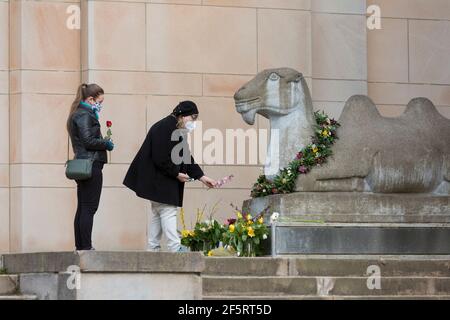 Seattle, Washington, États-Unis. 27 mars 2021. Deux femmes offrent des fleurs en l'honneur des victimes des fusillades d'Atlanta dans un mémorial du Musée d'art asiatique de Seattle. Le musée accueille un week-end « Top Asian Hate Community Memorial » en solidarité avec les communautés asiatiques américaines, insulaires du Pacifique et immigrants asiatiques dans le sillage de la violence raciale croissante. Crédit : Paul Christian Gordon/Alay Live News Banque D'Images