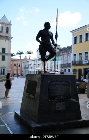 salvador, bahia, brésil - 10 février 2021 : la statue du chef noir Zumbi dos Palmares est vue dans le centre historique de la ville de Salvador. Banque D'Images