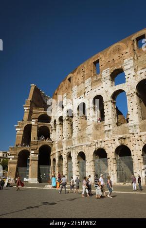 Le Colisée est un amphithéâtre elliptique à Rome, en Italie. C'était le plus grand amphithéâtre de l'Empire romain et est considéré comme l'un des plus grands Banque D'Images