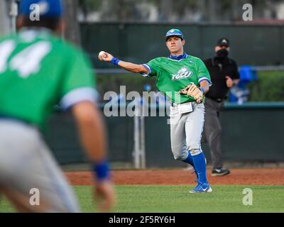 Deland, Floride, États-Unis. 27 mars 2021. Alejandro Rodriguez (7), infielder de la FGCU, se lance à la première base lors du match de baseball NCAA entre les Florida Gulf Coast Eagles et les Stetson Hatters au Melching Field de Deland, FL Romeo T Guzman/CSM/Alay Live News Banque D'Images