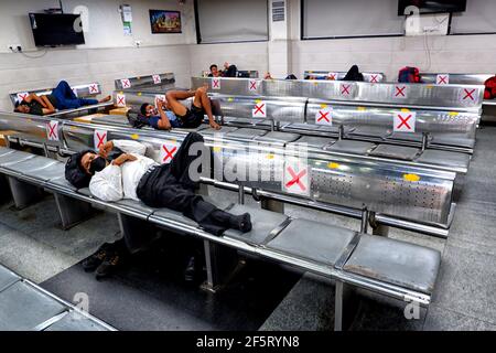 Delhi, Inde. 26 mars 2021. Les passagers ont vu se reposer dans une salle d'attente de chemin de fer où une croix a été marquée dans les sièges pour maintenir les normes de distance sociale pour Covid 19.l'Inde a enregistré 61187 nouveaux cas Covid 19 le 27 mars, 2021 où le gouvernement prévoit de rétablir les mesures de confinement et de confinement à partir d'avril 2021 pour s'attaquer à la deuxième vague de la pandémie Covid 19. Crédit : SOPA Images Limited/Alamy Live News Banque D'Images