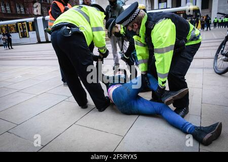Manchester, Royaume-Uni. 27 mars 2021. Un manifestant est détenu par la police pendant la manifestation. Des gens viennent dans les rues pour protester contre le nouveau projet de loi de police dans une manifestation "tuer le projet de loi". La nouvelle législation conférera à la police davantage de pouvoirs pour contrôler les manifestations. Crédit : SOPA Images Limited/Alamy Live News Banque D'Images