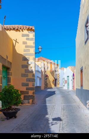 Rue colorée dans la vieille ville d'Aguimes, Gran Canaria, îles Canaries, Espagne. Banque D'Images