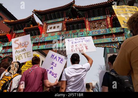 Washington, DC, Etats-Unis, 27 mars 2021. En photo : les manifestants tiennent une variété de panneaux à la porte de Chinatown pour la Journée nationale d'action pour mettre fin à la violence anti-asiatique, organisée par LA COALITION ANSWER. Crédit : Allison C Bailey/Alay Live News Banque D'Images