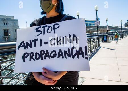 Reno, États-Unis. 27 mars 2021. Un manifestant portant un écriteau « top anti-china Propaganda ! » Au cours d'une manifestation contre la violence anti-asiatique dans le centre-ville dans le cadre de la journée nationale des manifestations. Crédit : SOPA Images Limited/Alamy Live News Banque D'Images