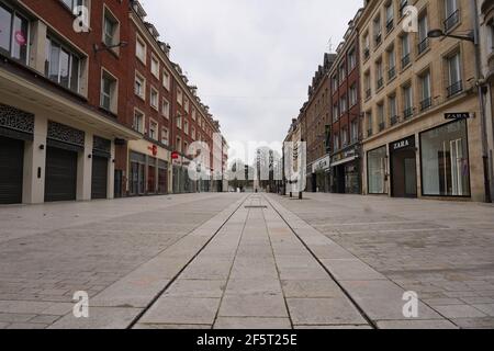 AMIENS, FRANCE - 21 MARS 2020 : rues désertes en raison de la pandémie de Covid-19. Confinement dans tout le pays en France. Banque D'Images