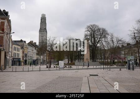 AMIENS, FRANCE - 21 MARS 2020 : rues désertes en raison de la pandémie de Covid-19. Confinement dans tout le pays en France. Banque D'Images