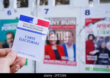 AMIENS, FRANCE - 15 MARS 2020 : affiches électorales pour les élections locales françaises et carte électorale. Banque D'Images