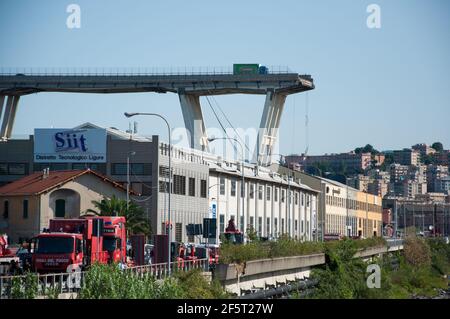 GÊNES, ITALIE - 15 AOÛT 2018 : effondrement du pont de Morandi et opérations de sauvetage en cours. Banque D'Images