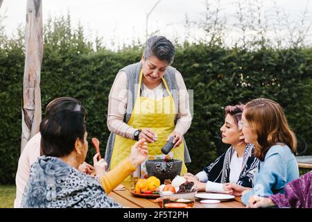 trois générations de femmes mexicaines grand-mère et fille cuisine épicée Sauce à la maison dans la ville de Mexico Banque D'Images