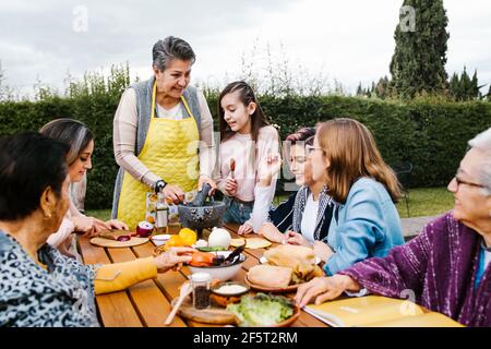 Grand-mère latine et petite-fille, fille qui cuisine la nourriture mexicaine à la maison, trois générations de femmes au Mexique Banque D'Images