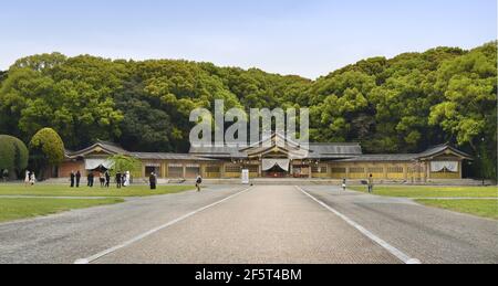 Le sanctuaire de Gokokoku à Fukuoka au Japon est un sanctuaire moderne, dédié aux personnes qui sont mortes dans les guerres. C'est aussi un endroit pour prier pour la famille et la sécurité. Banque D'Images