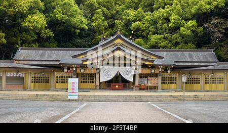 Le sanctuaire de Gokokoku à Fukuoka au Japon est un sanctuaire moderne, dédié aux personnes qui sont mortes dans les guerres. C'est aussi un endroit pour prier pour la famille et la sécurité. Banque D'Images