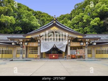 Le sanctuaire de Gokokoku à Fukuoka au Japon est un sanctuaire moderne, dédié aux personnes qui sont mortes dans les guerres. C'est aussi un endroit pour prier pour la famille et la sécurité. Banque D'Images