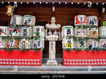 Fûts de saké, offrandes religieuses au sanctuaire de Kushida, ville de Fukuoka, Japon. Banque D'Images