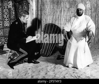 CHARLTON HESTON en costume comme le général Charles ''Chinois' Gordon sur le set esquisse candide LAURENCE OLIVIER comme le Mahdi pendant le tournage de KHARTOUM 1966 réalisateur BASIL DEARDEN écrivain Robert Ardrey Julian Blaustein Productions Ltd. / United Artists Banque D'Images