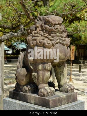 Lion de pierre au sanctuaire de Sumiyoshi dans la ville de Fukuoka, Japon. Banque D'Images