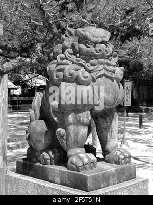 Lion de pierre au sanctuaire de Sumiyoshi dans la ville de Fukuoka, Japon. Banque D'Images