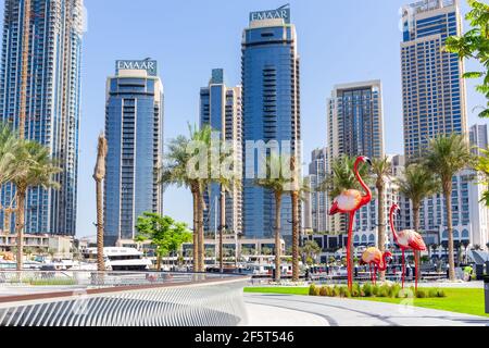 Dubaï, Émirats arabes Unis, 22.02.2021. Promenade et horizon du port de Dubai Creek avec palmiers et grandes sculptures de flamants roses. Banque D'Images