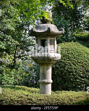 Lanterne en pierre japonaise au jardin de Shofuen, ville de Fukuoka, Japon. Un tōrō est une lanterne traditionnelle en pierre, bois ou métal. Banque D'Images