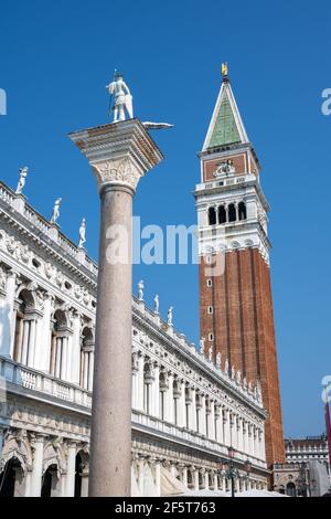 Le Campanile et la Bibliothèque Marciana, vus à Venise, Italie Banque D'Images