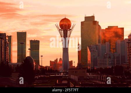 Silhouettes de gratte-ciel au coucher du soleil dans le centre-ville d'Astana Au Kazakhstan Banque D'Images