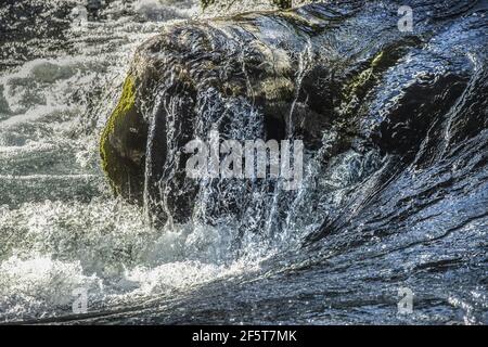 L'eau turbulent coule sur le rocher à Soca Banque D'Images