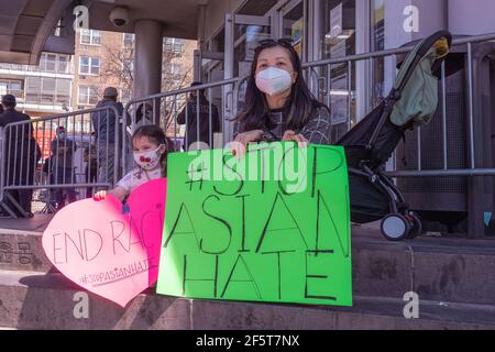 NEW YORK, NY - 27 MARS : une femme porte un panneau indiquant « la haine asiatique » tandis que sa fille porte un panneau indiquant « mettre fin au racisme » lors d'un rassemblement de la Journée nationale d'action dans le quartier de Flushing le 27 mars 2021 dans le quartier Queens de New York. Des rassemblements et une démonstration de soutien aux Américains asiatiques ont pris fin samedi dans tout le pays, tandis que les membres et les partisans de la communauté américano-asiatique participent à une Journée nationale d'action. Crédit : Ron Adar/Alay Live News Banque D'Images