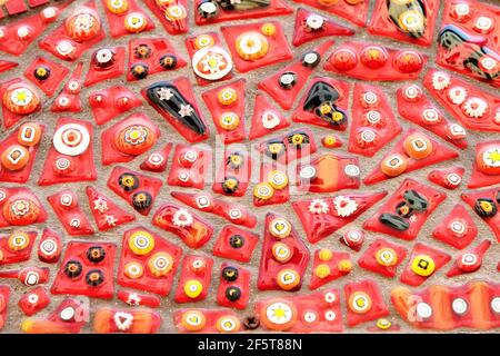 Texture de pano décoratif fait de carreaux de mosaïque de verre avec insertions de couleur. Volterra. Italie. Banque D'Images