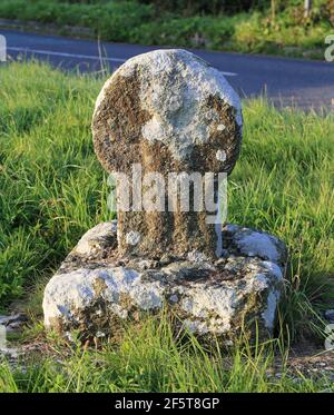 Inverser le côté d'une ancienne croix de bord de route avec un « Christ » sculpté, Cornwall, Angleterre, Royaume-Uni. Banque D'Images