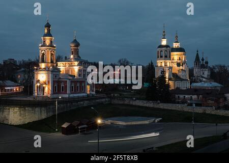 Églises dans le centre historique de Serpoukhov, au crépuscule, l'oblast de Moscou, Russie Banque D'Images