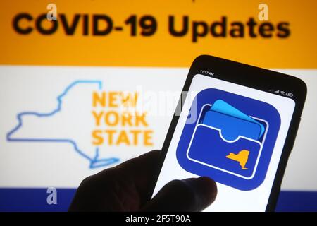 Sur cette photo, l'application Excelsior Pass fournit une preuve numérique de la vaccination COVID-19 ou des résultats de test négatifs affichés sur un écran de smartphone devant le site Web de l'Excelsior Pass. Les premiers passeports pour vaccins COVID-19 aux États-Unis, appelés passe Excelsior, ont été lancés vendredi à New York, le 27 mars par les médias. Excelsior Pass fournit une preuve numérique de la vaccination par le COVID-19 ou des résultats négatifs de trois types de passes : la passe de vaccination par le COVID-19, la passe de test par PCR par le COVID-19 et la passe de test par l'antigène COVID-19. Banque D'Images