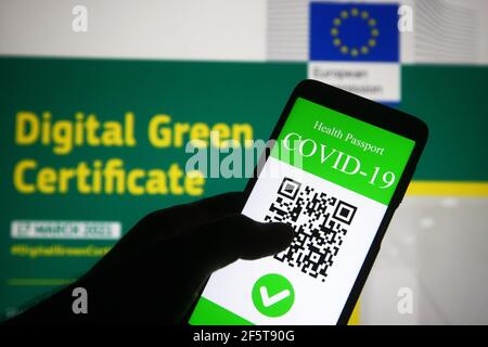 Sur cette photo, un passeport sanitaire symbolique COVID-19 affiché sur un écran de smartphone devant la Commission européenne des informations sur une proposition de création d'un certificat vert numérique. Le 17 mars, la Commission européenne a présenté une proposition visant à créer un certificat vert numérique afin de faciliter la libre circulation des citoyens de l'UE pendant la pandémie COVID-19. Banque D'Images