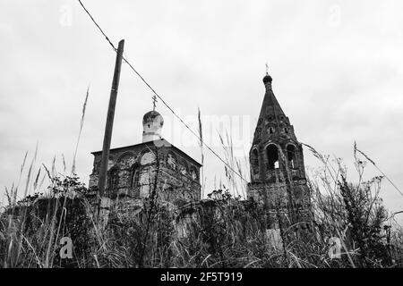 L'église détruite de l'Archange Michel à Nekhoroshevo Banque D'Images