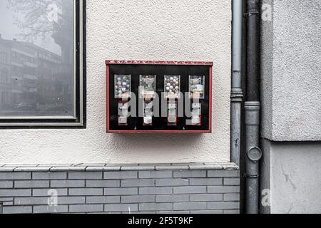 Bonn, NRW, Allemagne, 03 23 2021, machine à bumball fixée sur un mur, tuyau d'égout et réflexions dans la fenêtre Banque D'Images