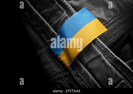 Étiquette sur les vêtements foncés sous la forme du drapeau De l'Ukraine Banque D'Images